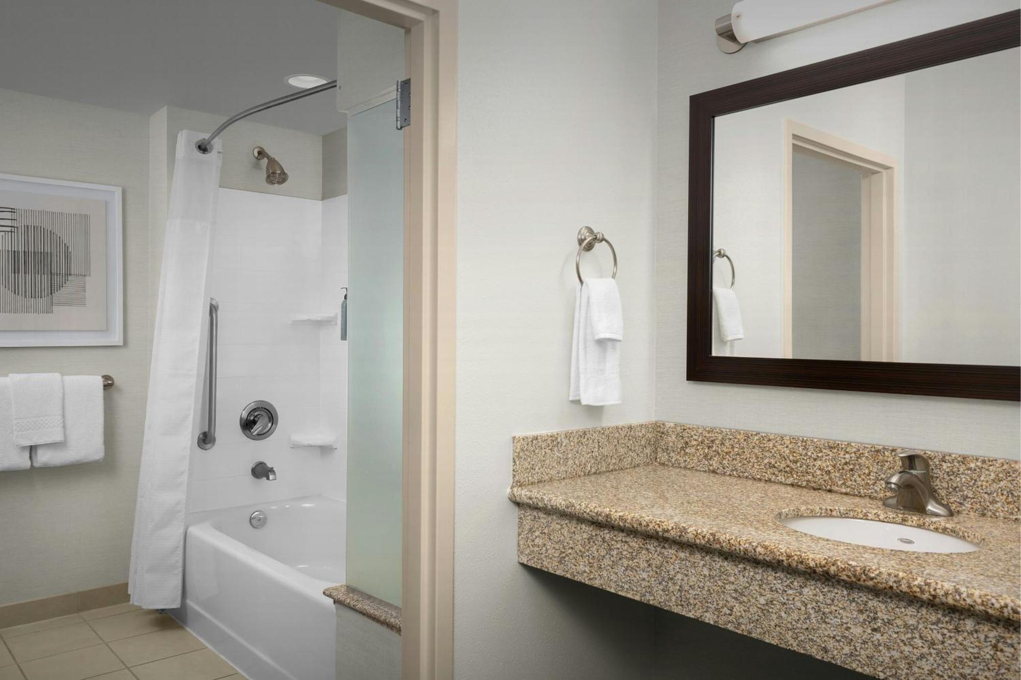 Courtyard By Marriott Salisbury Hotel Ngoại thất bức ảnh